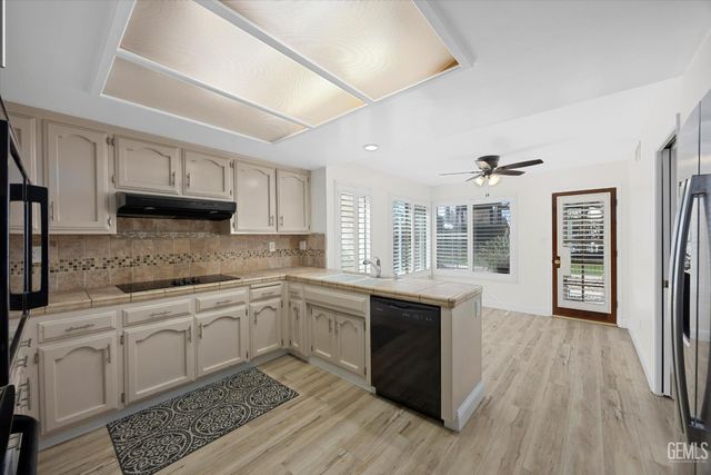 2600 Barrington Street 16, Bakersfield, CA 93309