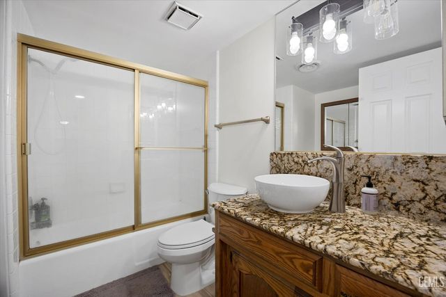 2600 Barrington Street 16, Bakersfield, CA 93309