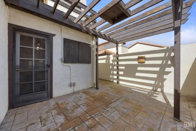 2600 Barrington Street 16, Bakersfield, CA 93309