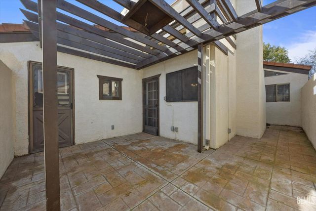 2600 Barrington Street 16, Bakersfield, CA 93309