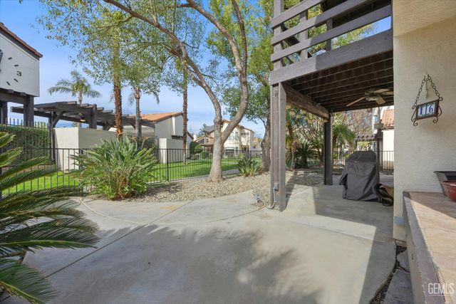 2600 Barrington Street 16, Bakersfield, CA 93309