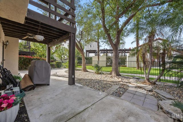 2600 Barrington Street 16, Bakersfield, CA 93309