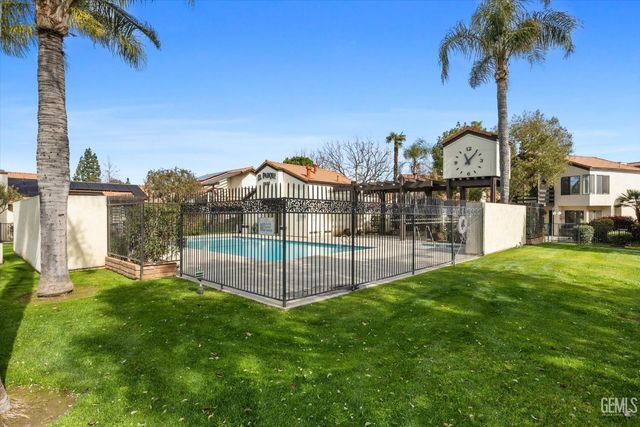 2600 Barrington Street 16, Bakersfield, CA 93309