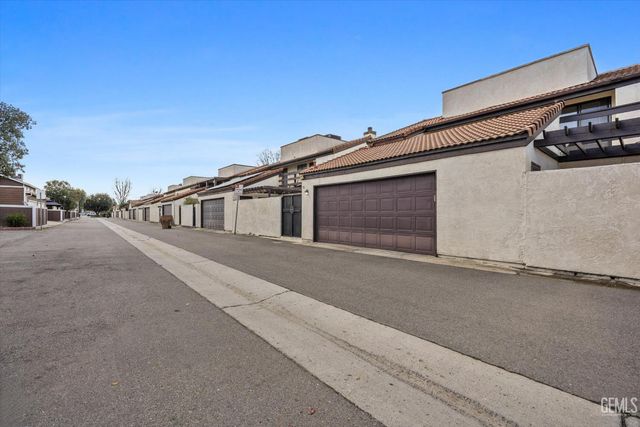 2600 Barrington Street 16, Bakersfield, CA 93309