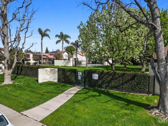 2600 Barrington Street 16, Bakersfield, CA 93309