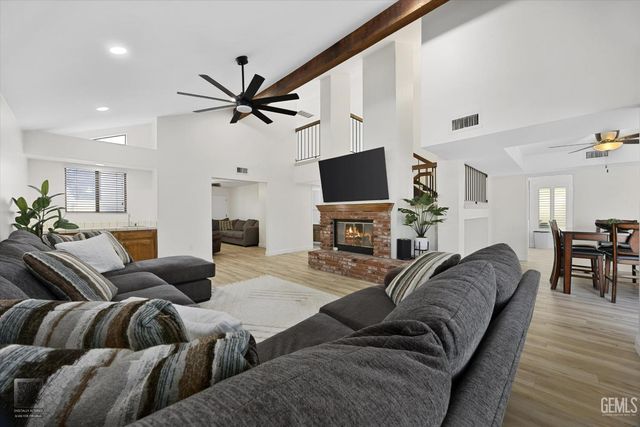 2600 Barrington Street 16, Bakersfield, CA 93309