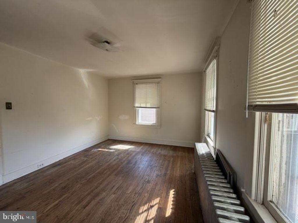 Image 3 of property listing at 40 MUNROE CT, Annapolis, MD 21401