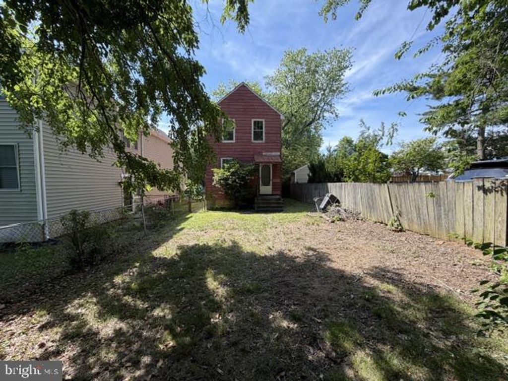 Image 4 of property listing at 40 MUNROE CT, Annapolis, MD 21401