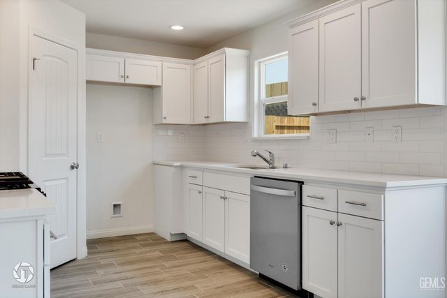 707 Sammy Way, Shafter, CA 93263