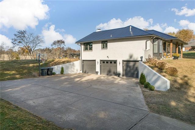 5900 Palomino Drive, St Joseph, MO 64505