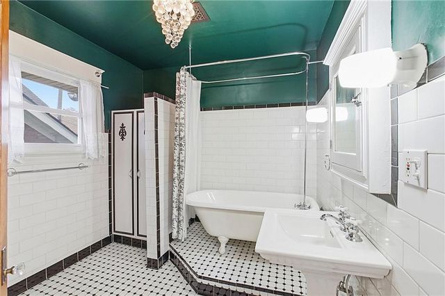 3925 Manheim Road, Kansas City, MO 64110