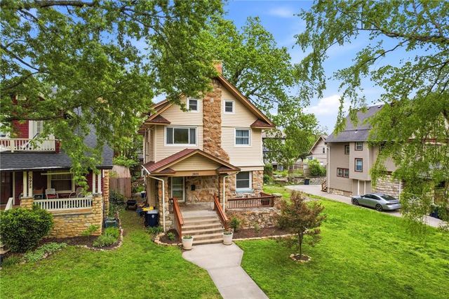 3925 Manheim Road, Kansas City, MO 64110