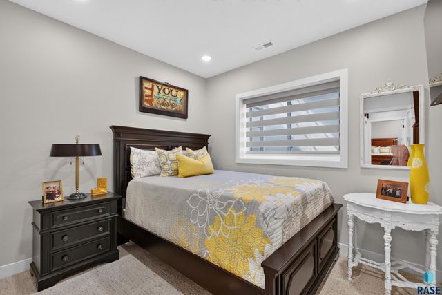5504 SE Morningside Cir Circle, Sioux Falls, SD 57110