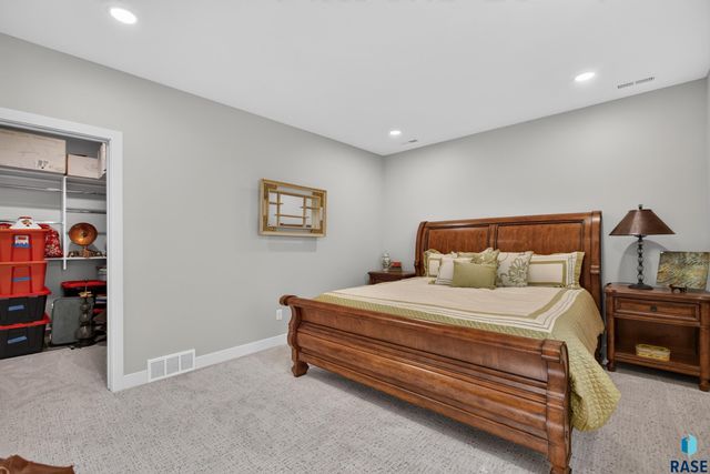 5504 SE Morningside Cir Circle, Sioux Falls, SD 57110