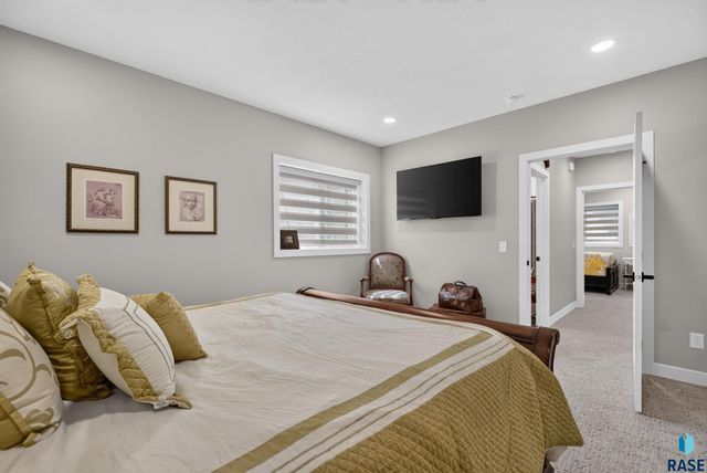 5504 SE Morningside Cir Circle, Sioux Falls, SD 57110