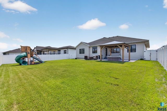 5504 SE Morningside Cir Circle, Sioux Falls, SD 57110