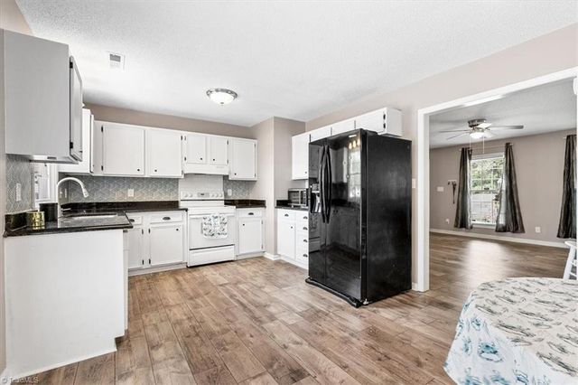 2045 Ardmore Village Lane, Winston-salem, NC 27127