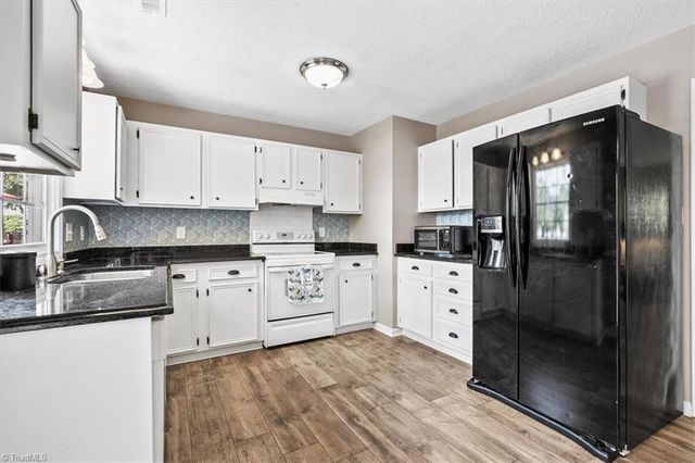 2045 Ardmore Village Lane, Winston-salem, NC 27127