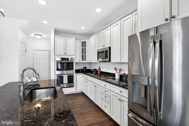 4 BRAEBURN DR, Skillman, NJ 08558