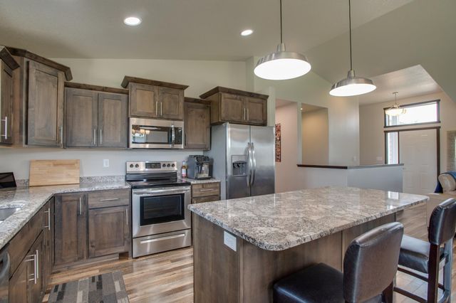 601 27th Avenue W, West Fargo, ND 58078