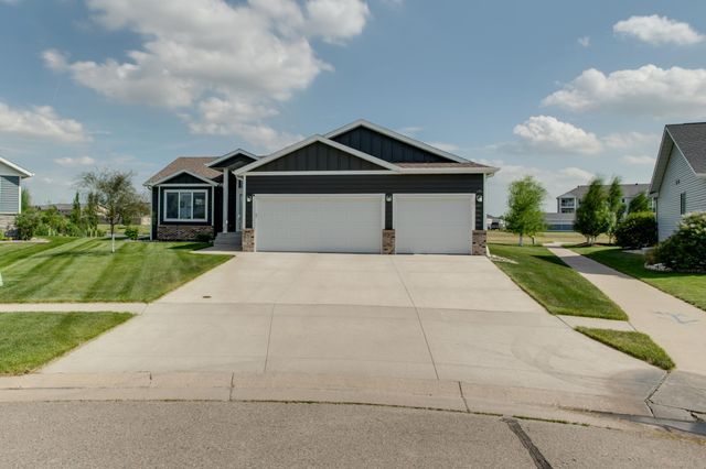 601 27th Avenue W, West Fargo, ND 58078