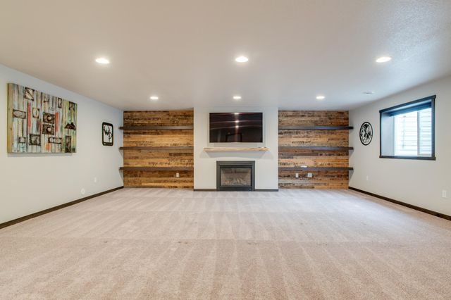 601 27th Avenue W, West Fargo, ND 58078