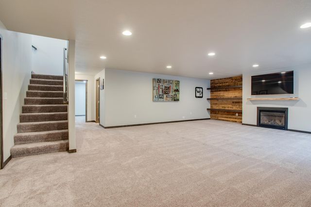 601 27th Avenue W, West Fargo, ND 58078