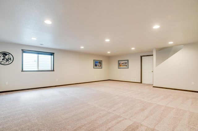 601 27th Avenue W, West Fargo, ND 58078