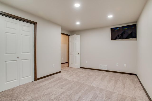 601 27th Avenue W, West Fargo, ND 58078