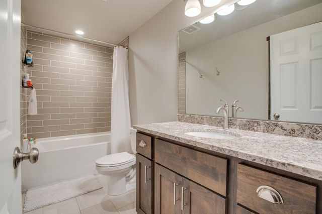 601 27th Avenue W, West Fargo, ND 58078