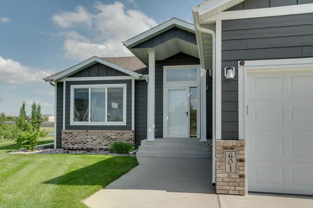 601 27th Avenue W, West Fargo, ND 58078