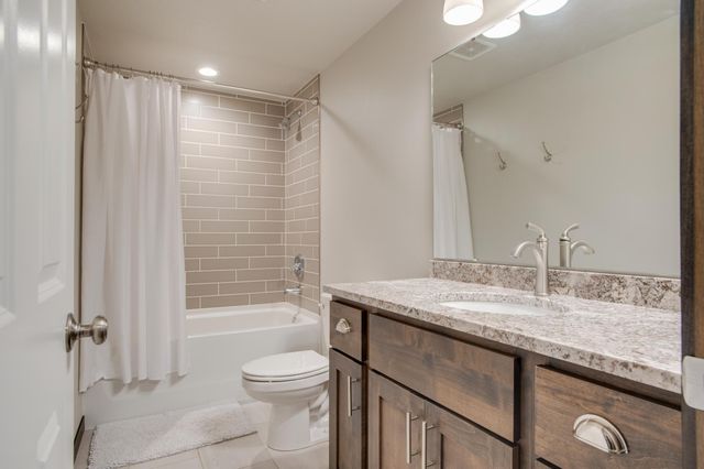 601 27th Avenue W, West Fargo, ND 58078