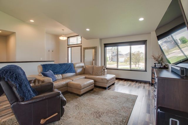 601 27th Avenue W, West Fargo, ND 58078
