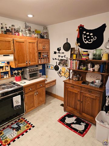 1912 SW 15th ST, Topeka, KS 66604