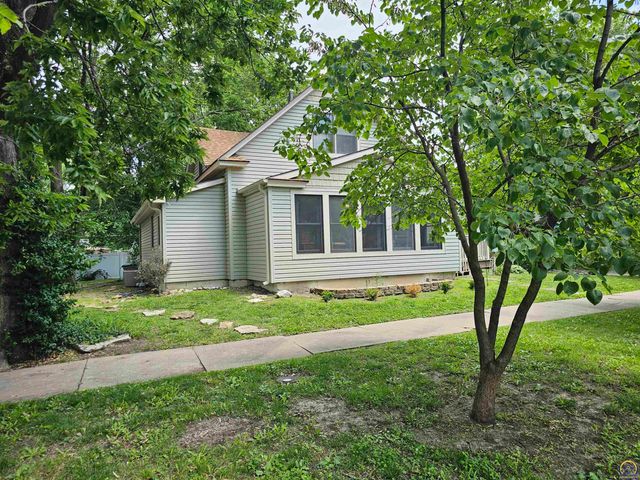 1912 SW 15th ST, Topeka, KS 66604