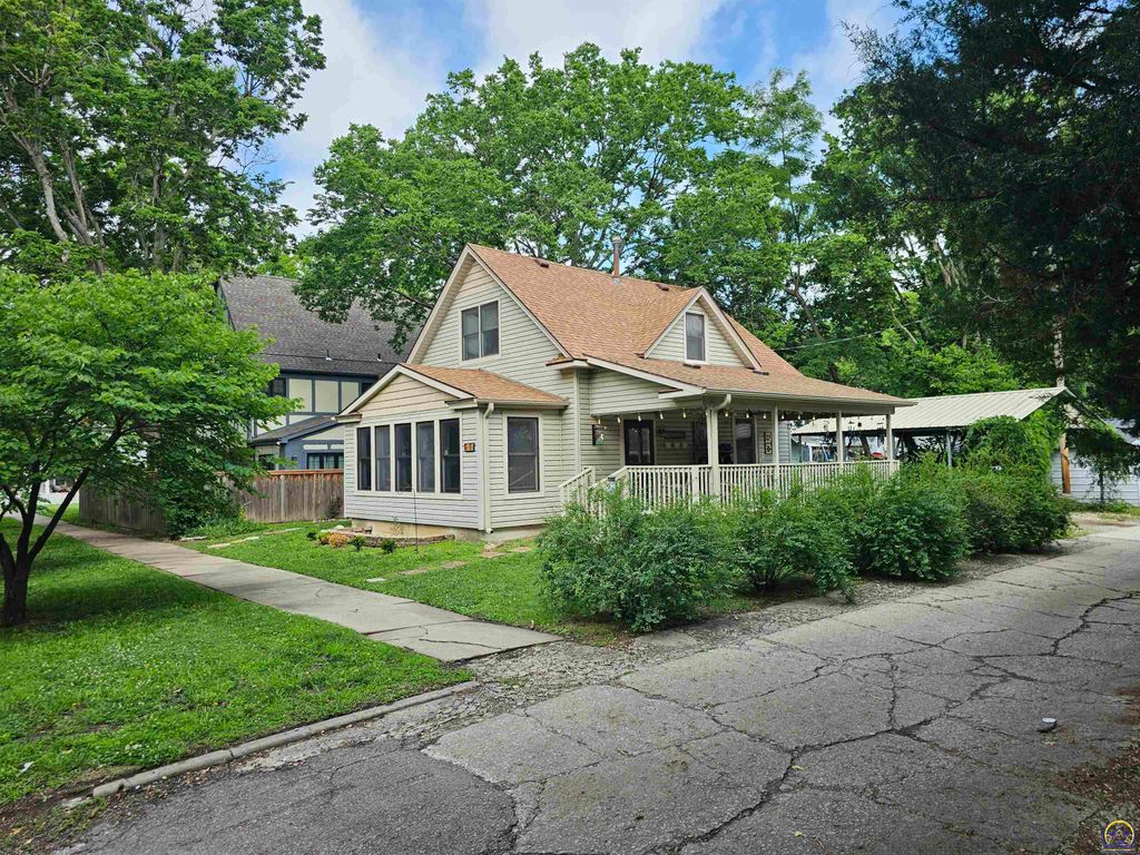 1912 SW 15th ST, Topeka, KS 66604
