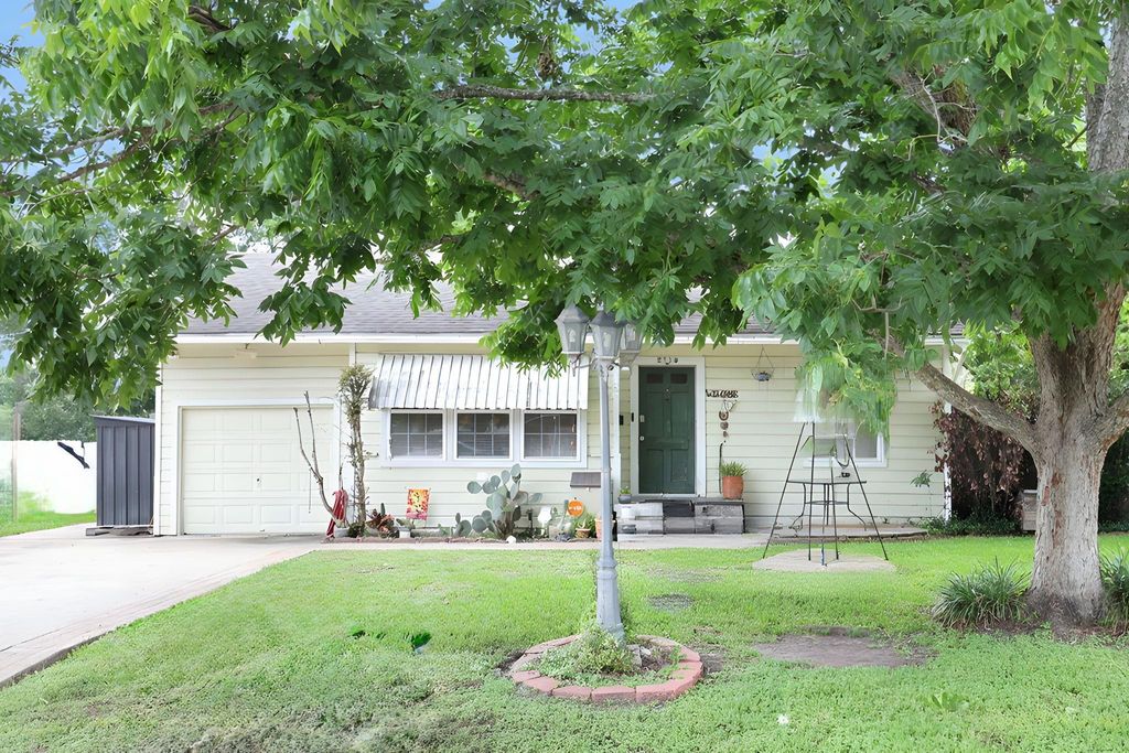 2713 Cos Street, Liberty, TX 77575