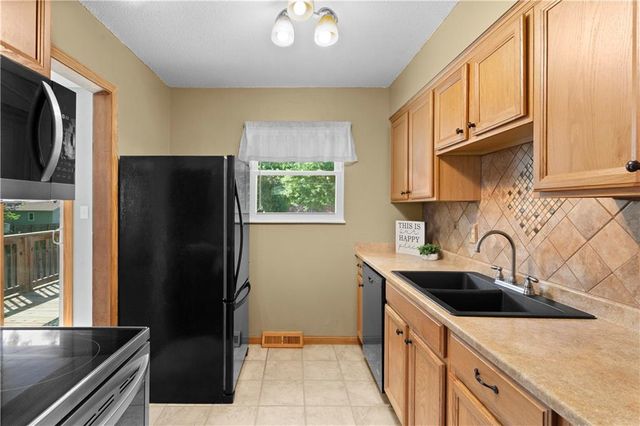 104 SE Kingscross Road, Blue Springs, MO 64014