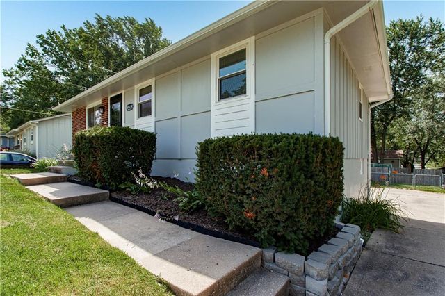 104 SE Kingscross Road, Blue Springs, MO 64014