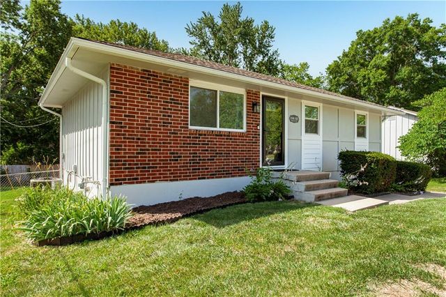 104 SE Kingscross Road, Blue Springs, MO 64014
