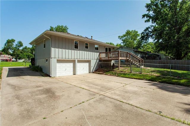 104 SE Kingscross Road, Blue Springs, MO 64014