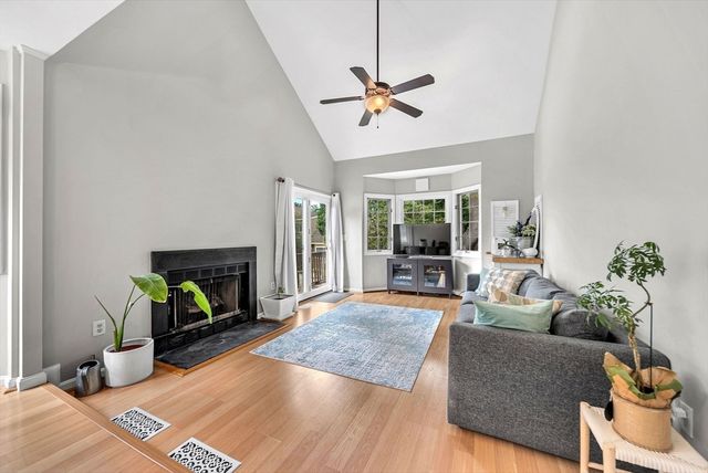 5 Weybridge Ln 5, Hopkinton, MA 01748