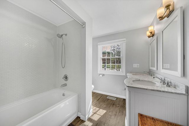 5 Weybridge Ln 5, Hopkinton, MA 01748