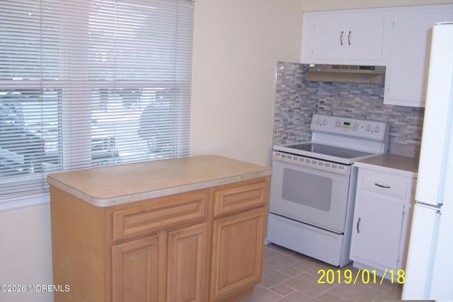 2002 Silver Court 2002, Hamilton, NJ 08690
