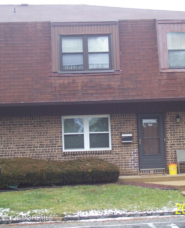2002 Silver Court 2002, Hamilton, NJ 08690