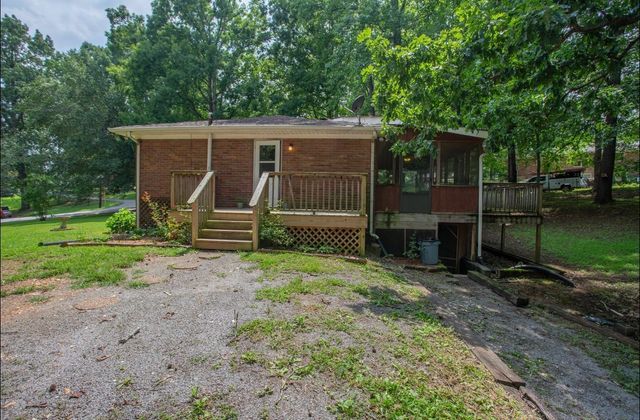 102 Woodland Dr, Dickson, TN 37055