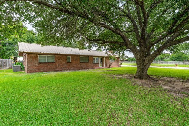 1201 N Holland Street, De Leon, TX 76444