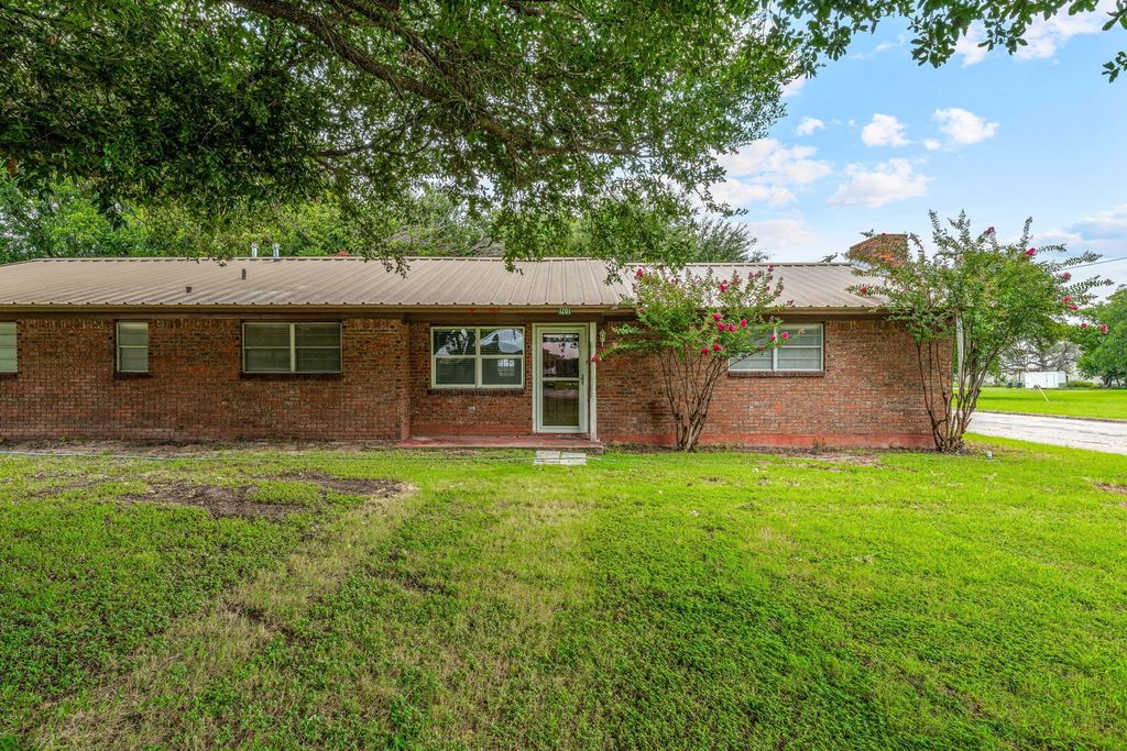 1201 N Holland Street, De Leon, TX 76444