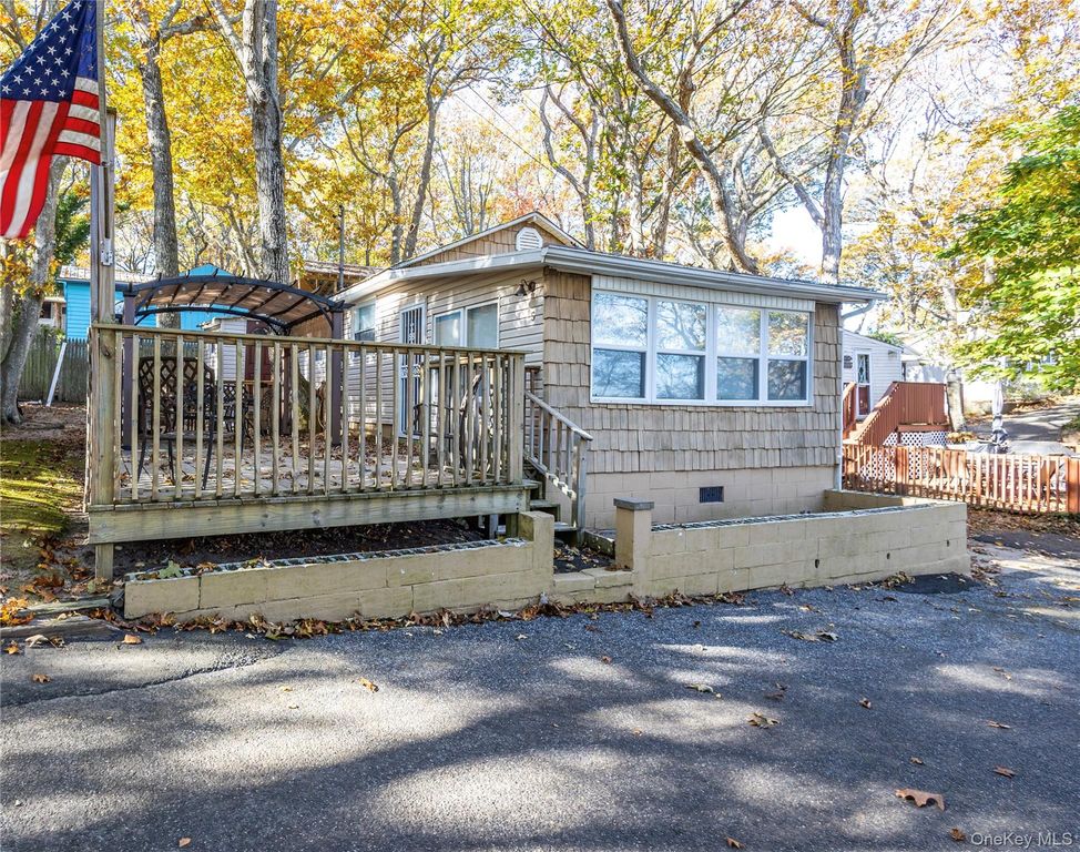 17 Schooner Lane, Baiting Hollow, NY 11933