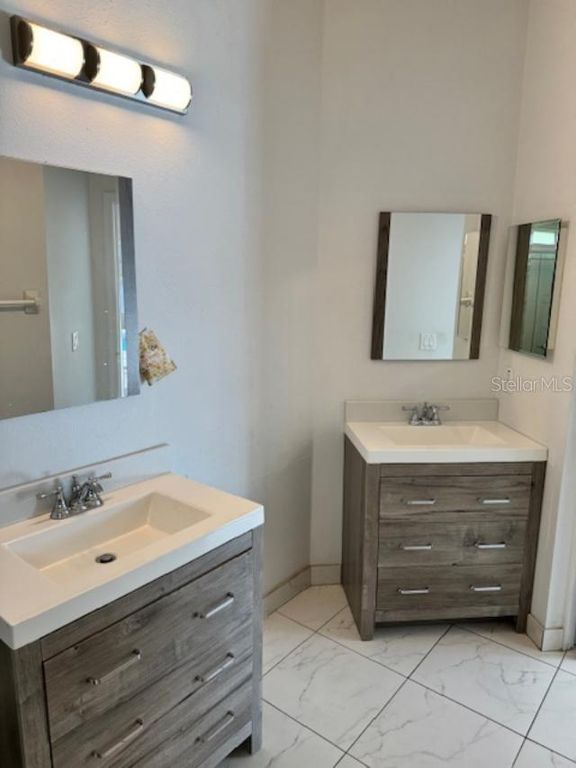 Image 10 of property listing at 1623 BRIDGEVIEW CIRCLE, Orlando, FL 32824